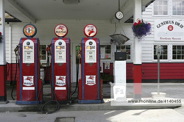 Historische Tankstelle mit alten Zapfsäulen Gustavus Alaska USA