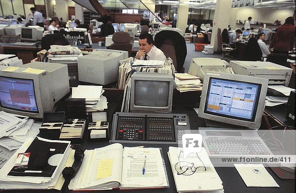 Menschen arbeiten auf Computer in Barings Bank  London  England