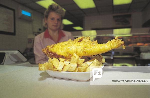 Nahaufnahme Fisch und Chips auf einer Ladentheke  Bristol  Großbritannien