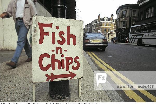 Nahaufnahme Fisch und Chips Zeichen Board  London  Großbritannien  Europa