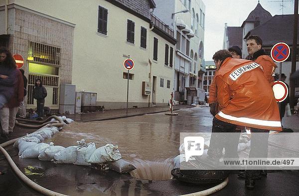 Feuerwehrleute steuern Überschwemmungen in Street  Mosel River  Deutschland