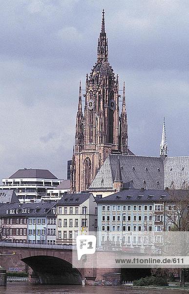 Bogenbrücke über River in der Nähe der Kirche  Saint Bartholomeus Kathedrale  Frankfurt am Main  Hessen  Deutschland