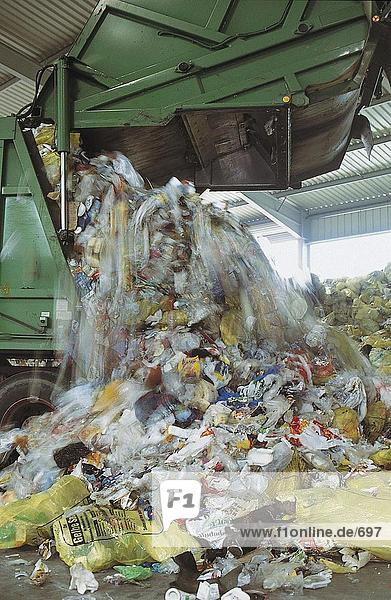 LKW Entladen von lose Müll in Lagerung  Deutschland