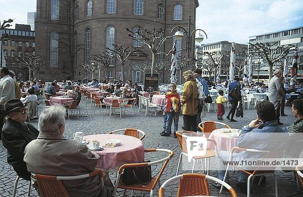 Leute sitzen in outdoor-Café  Paulsplatz  Frankfurt  Deutschland