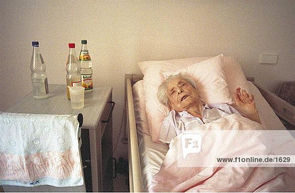 Weiblicher Patient liegen auf einem Krankenhausbett  Deutschland