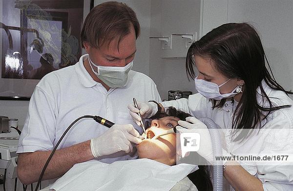 Zahnarzt und Zahnarzthelferin Untersuchung des Patienten Zähne  Deutschland