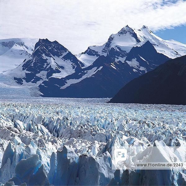 Eisberge mit Gebirge im Hintergrund  Perito-Moreno-Gletscher  argentinische Gletscher Nationalpark  Patagonien  Argentinien