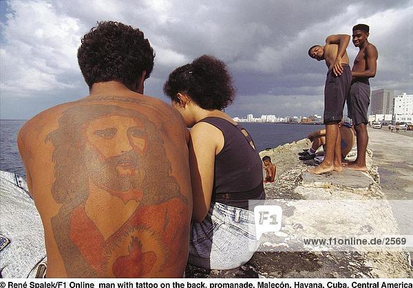 Rückansicht des Mannes mit Tattoo von Jesus Christus auf seinem Rücken