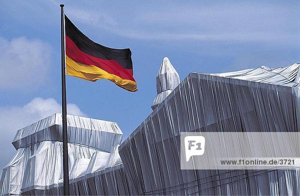 Deutsche Flagge vor der Parlamentsgebäude  der Reichstag  Berlin  Deutschland