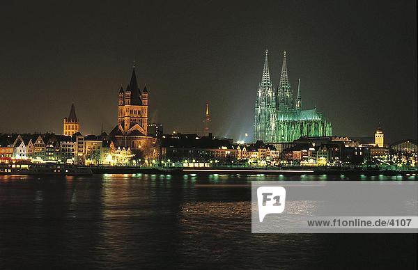 Kirche beleuchtet nachts  große St. Martin Kirche  Rhein River  Köln  Deutschland