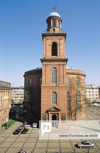 Autos im Innenhof der Kirche  St. Paul's Church in Frankfurt am Main  Hessen  Deutschland