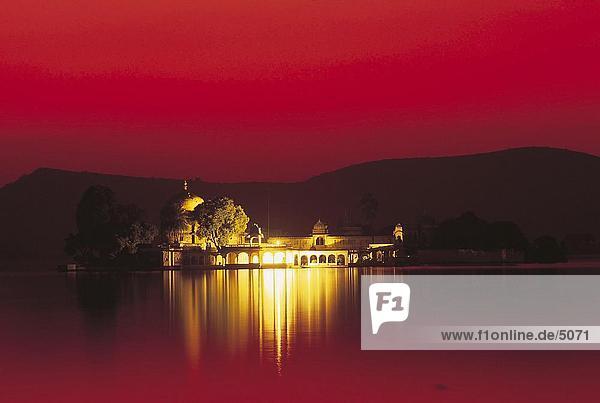 Palast in Lake Copan in der Dämmerung  Lake Palace  dem Pichola-See  Udaipur  Rajasthan  Indien