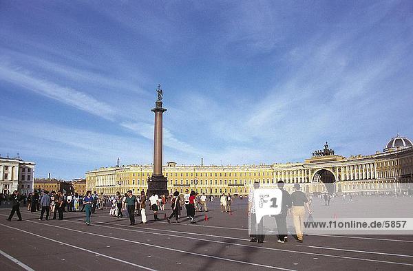 Touristen am Citysquare  Palastplatz  St.Petersburg  Russland