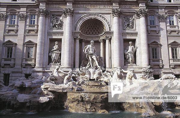 Brunnen vor Gebäude  Fontana di Trevi  Rom  Italien