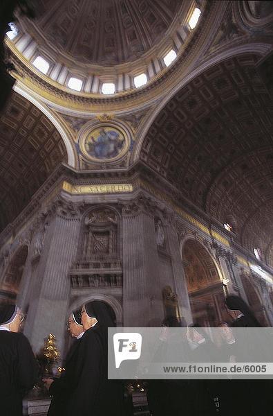 Nonnen im Dom  St. Peter's Basilica  Vatikanstadt  Rom  Italien