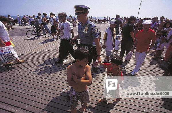 Weibliche Polizistin mit verlorenen Kindern  Coney Island  New York State  USA