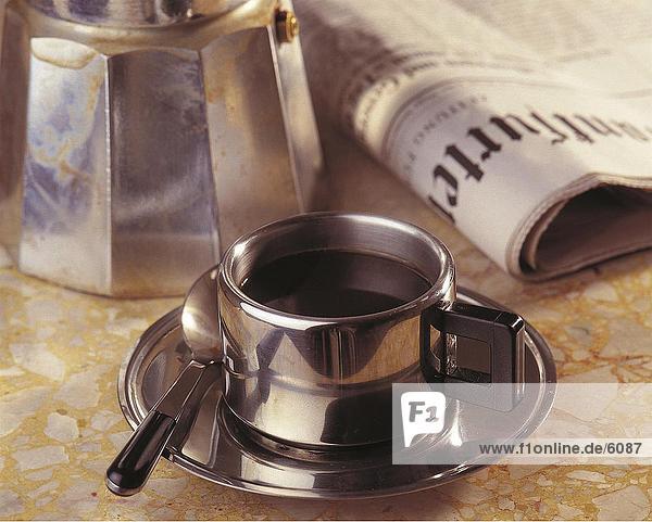 Nahaufnahme-Tasse und gefalteten Zeitung