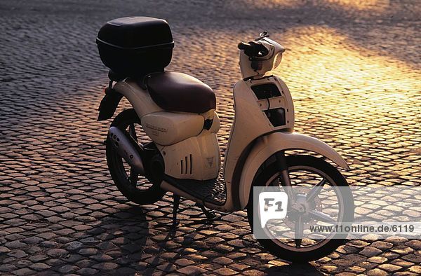 Motor Roller parkten auf Cobblestone Path  Rom  Italien