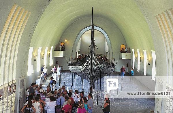 Alte Boot innerhalb Museum  Wikingerschiffsmuseum  Vikingskiphuset  Bygdoy  Oslo  Norwegen