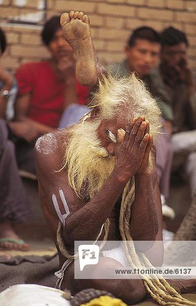 Sadhu Meditieren mit Menschen im Hintergrund  Kathmandu  Nepal