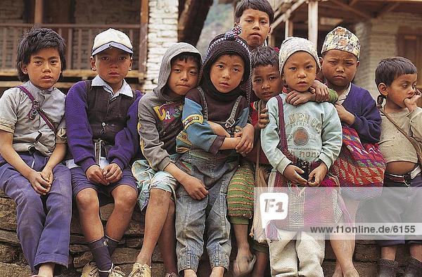 Porträt von Gruppe von jungen ständigen zusammen  Landrung  Annapurna Himalaya  Nepal