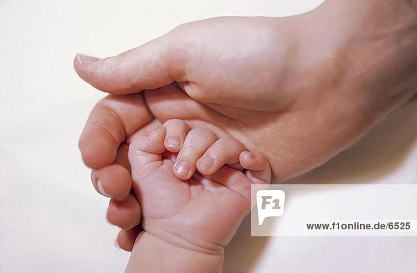 Frau berühren ihr Baby hand