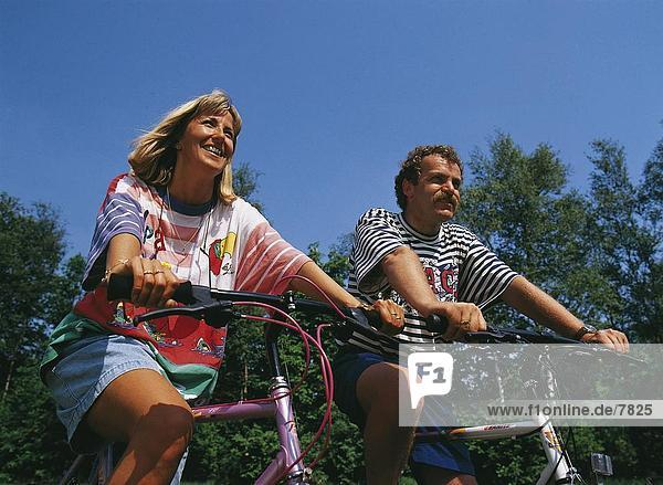 Mann und Frau fahren Fahrrad