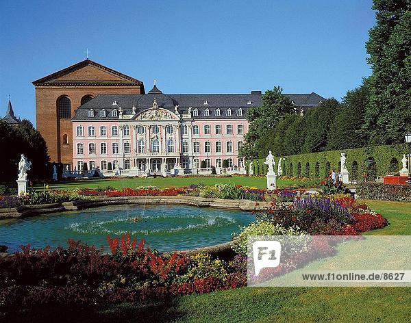Garten im Palast  Kurfürst 's Palace  Trier  Rheinland-Pfalz  Deutschland