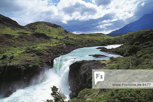 Wasserfall fließt durch Berg  Salto Grande  Torres del Paine National Park  Chile