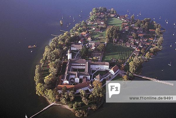 Erhöhte Ansicht von Gebäuden auf Fraueninsel-Insel  Chiemsee  Bayern  Deutschland