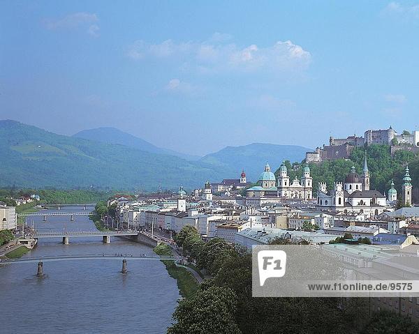Erhöhte Ansicht der Stadt am Flussufer  Salzburg  Österreich