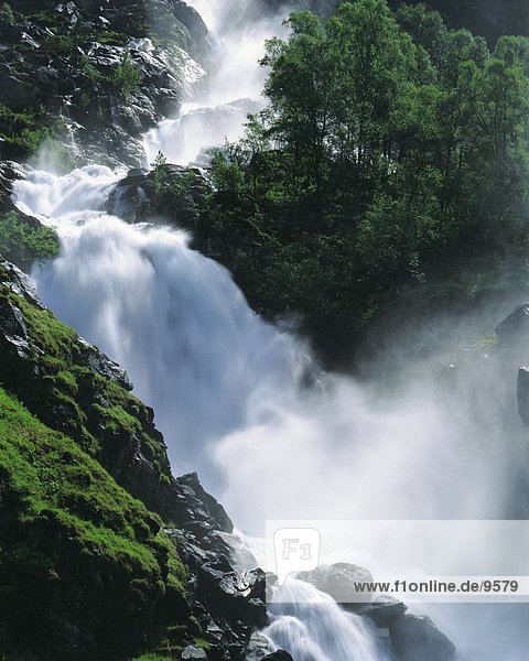 Erhöhte Ansicht der Wasserfall  Latefossen  Odda  Norwegen