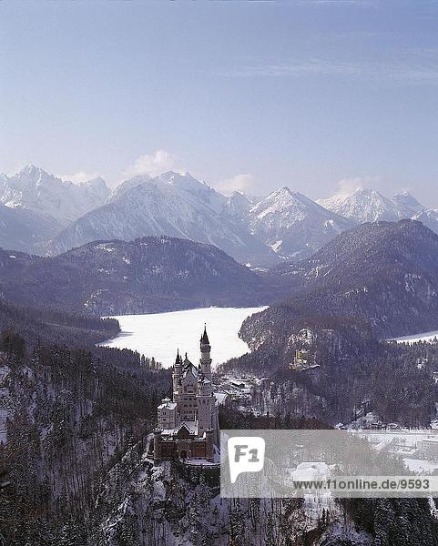 Burg im Winter  Schloss Neuschwanstein  Hohenschwangau  Bayern  Deutschland
