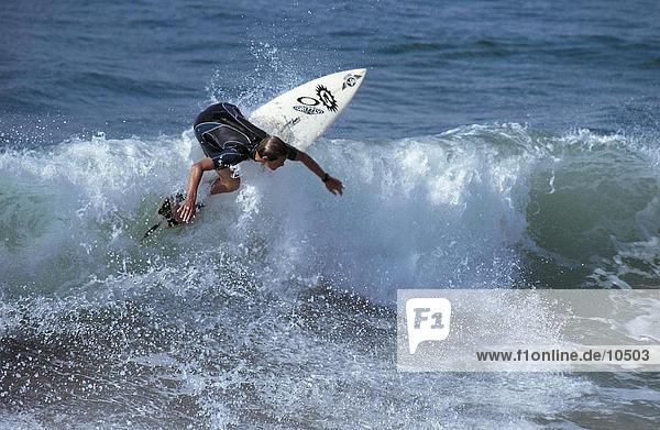 Mann Surfen auf der Welle