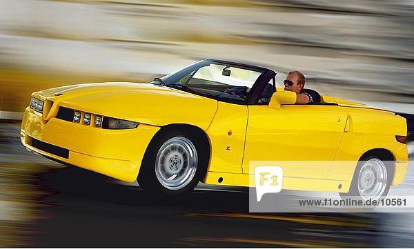 Man gelbe Cabrio Steuerwagen