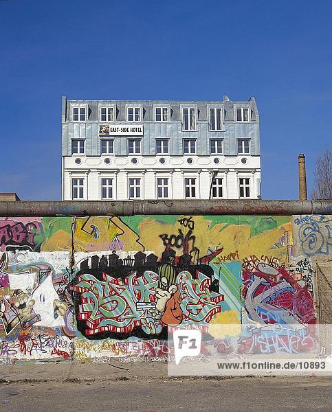 Graffiti auf Wand am Straßenrand  Berliner Mauer  Berlin  Deutschland