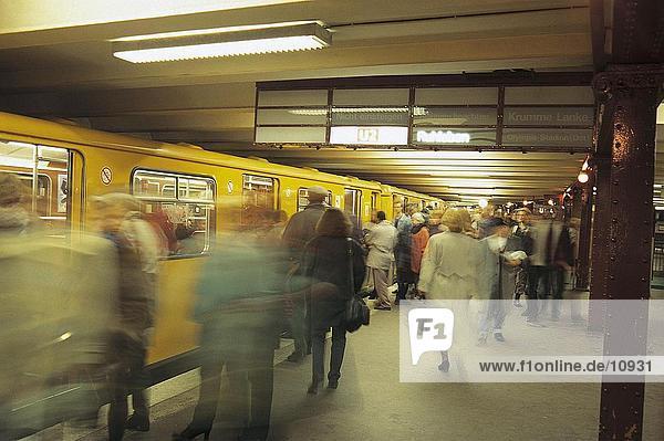 Passagiere auf u-Bahn Plattform  Berlin  Deutschland
