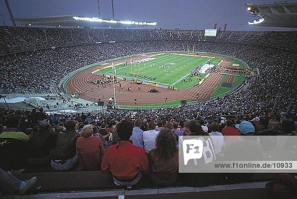 Masse der Leute zu beobachten American Football im Olympiastadion  Berlin  Deutschland