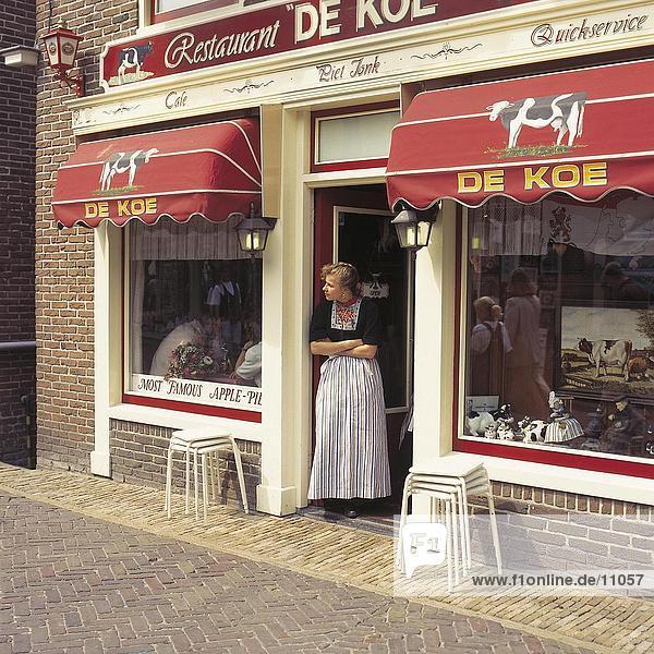 Kellnerin am Eingangstür des Restaurants  Volendam  Niederlande