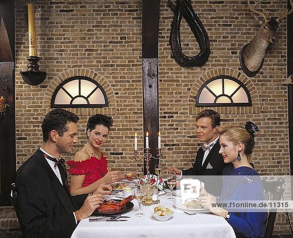 Seitenansicht zwei Paare mit Abendessen im restaurant
