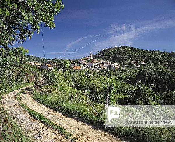Unbefestigte Straße führt zu einem Dorf  St. Andeol de Vals Ardèche  Frankreich