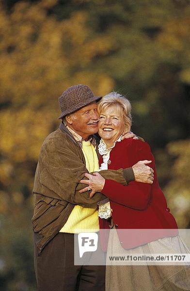 älteres Paar umarmen einander