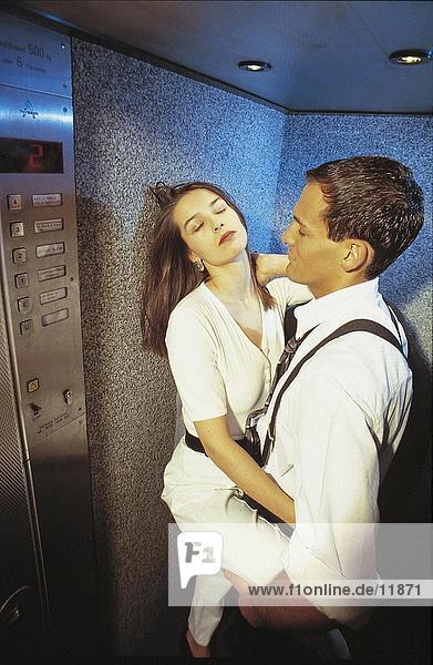 verliebtes Paar in einem Aufzug