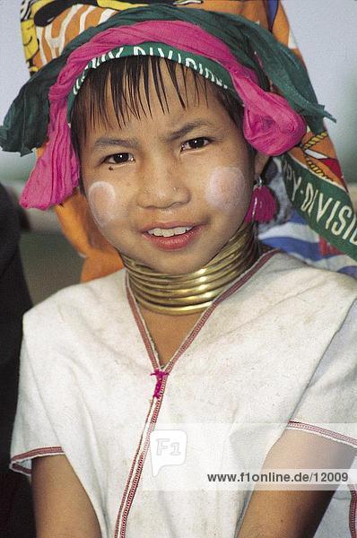 Porträt von Padaung Mädchen tragen Halsring  Loi-kaw  Myanmar