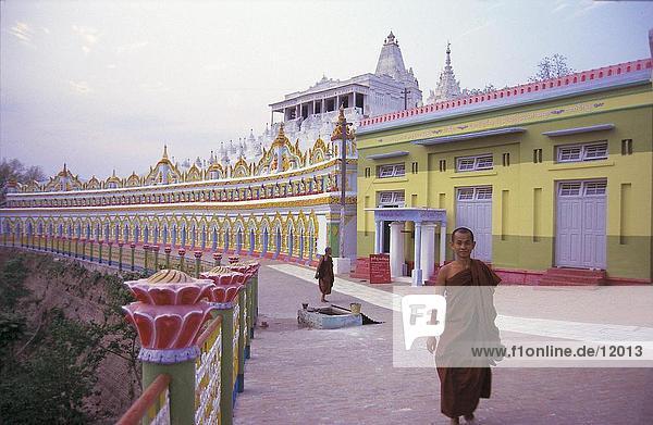 Buddhistischer Mönch im Tempel  bald U Ponya Shin Paya (Onhmin Thonze (30-Höhlen)) Sagaing Hill  Myanmar