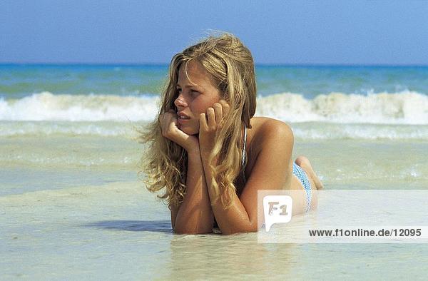 Junge Frau liegen am Strand