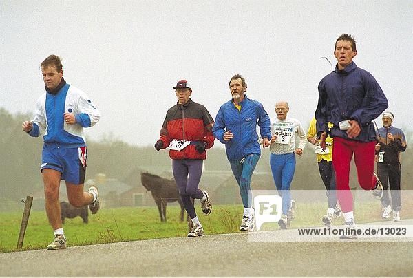 Männer auf Marathon laufen