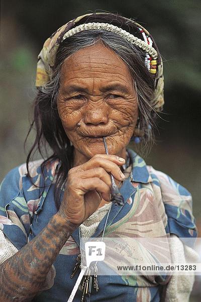 Nahaufnahme of ältere Frau Smoking Pipe  Banaue  Philippinen