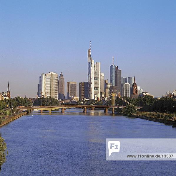 Wolkenkratzer in Stadt  Main River  Frankfurt  Deutschland