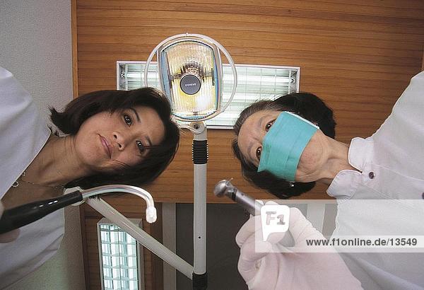 Untersicht von Zahnärzten hält Zahnarztinstrumente